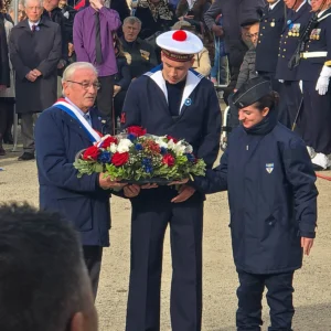 Daniel Grenon, député de l’Yonne, dépose une gerbe aux côtés de militaires lors de la cérémonie du 11 novembre 2024