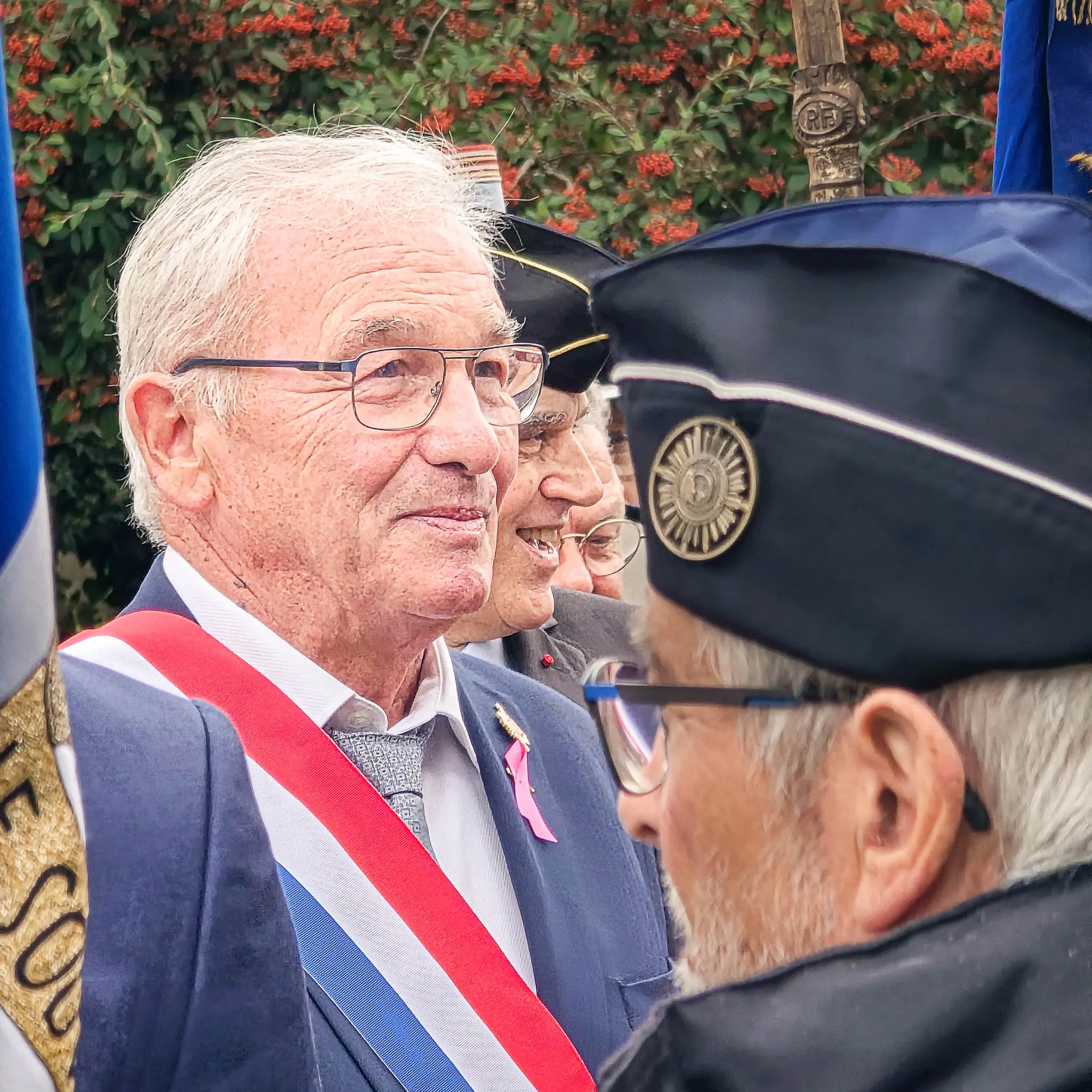 Daniel Grenon, député de l’Yonne, entouré d’anciens combattants lors d’une cérémonie patriotique