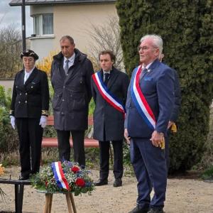 Daniel Grenon, député de l’Yonne, debout aux côtés de représentants de l’État lors d’une cérémonie de dépôt de gerbe