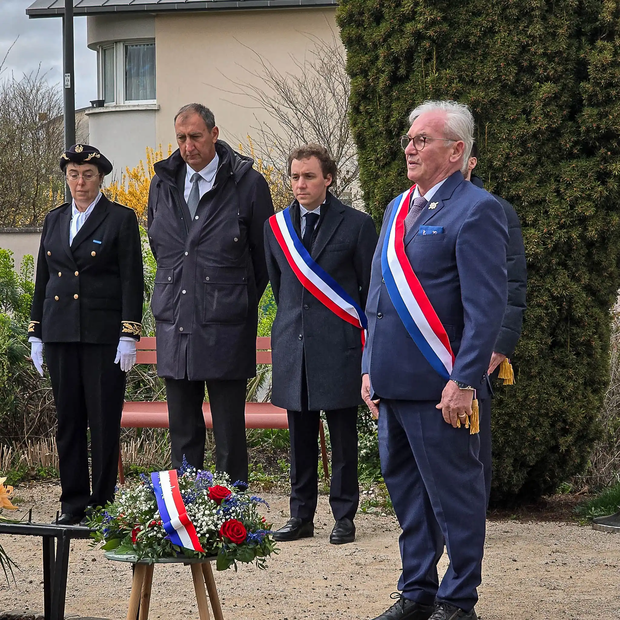 Daniel Grenon, député de l’Yonne, debout aux côtés de représentants de l’État lors d’une cérémonie de dépôt de gerbe