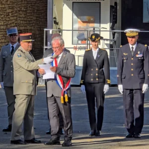 Daniel Grenon, député de l’Yonne, intervient au micro lors d’une cérémonie militaire officielle en présence d’autorités des forces armées