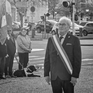Daniel Grenon, député de l’Yonne, en recueillement lors d’une cérémonie patriotique