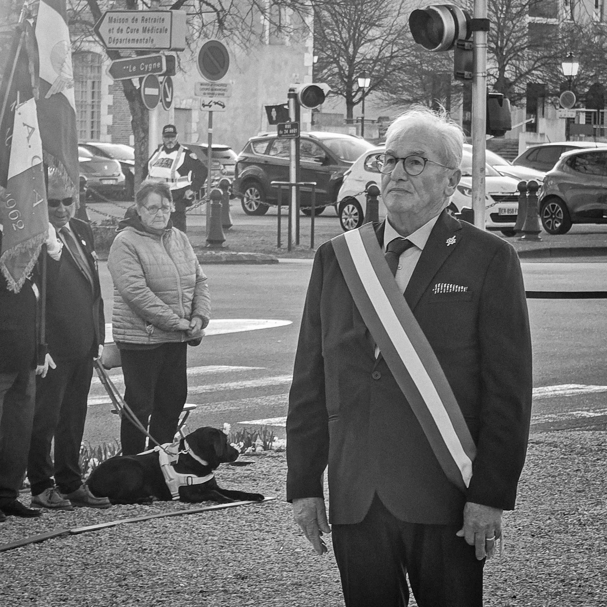 Daniel Grenon, député de l’Yonne, en recueillement lors d’une cérémonie patriotique