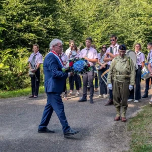 Daniel Grenon, député de l’Yonne, dépose une gerbe en hommage aux combattants de la Seconde Guerre mondiale lors d’une cérémonie patriotique en forêt – août 2024