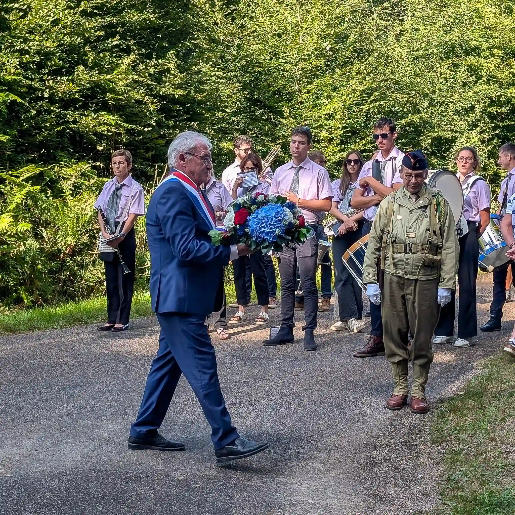 Daniel Grenon, député de l’Yonne, dépose une gerbe en hommage aux combattants de la Seconde Guerre mondiale lors d’une cérémonie patriotique en forêt – août 2024