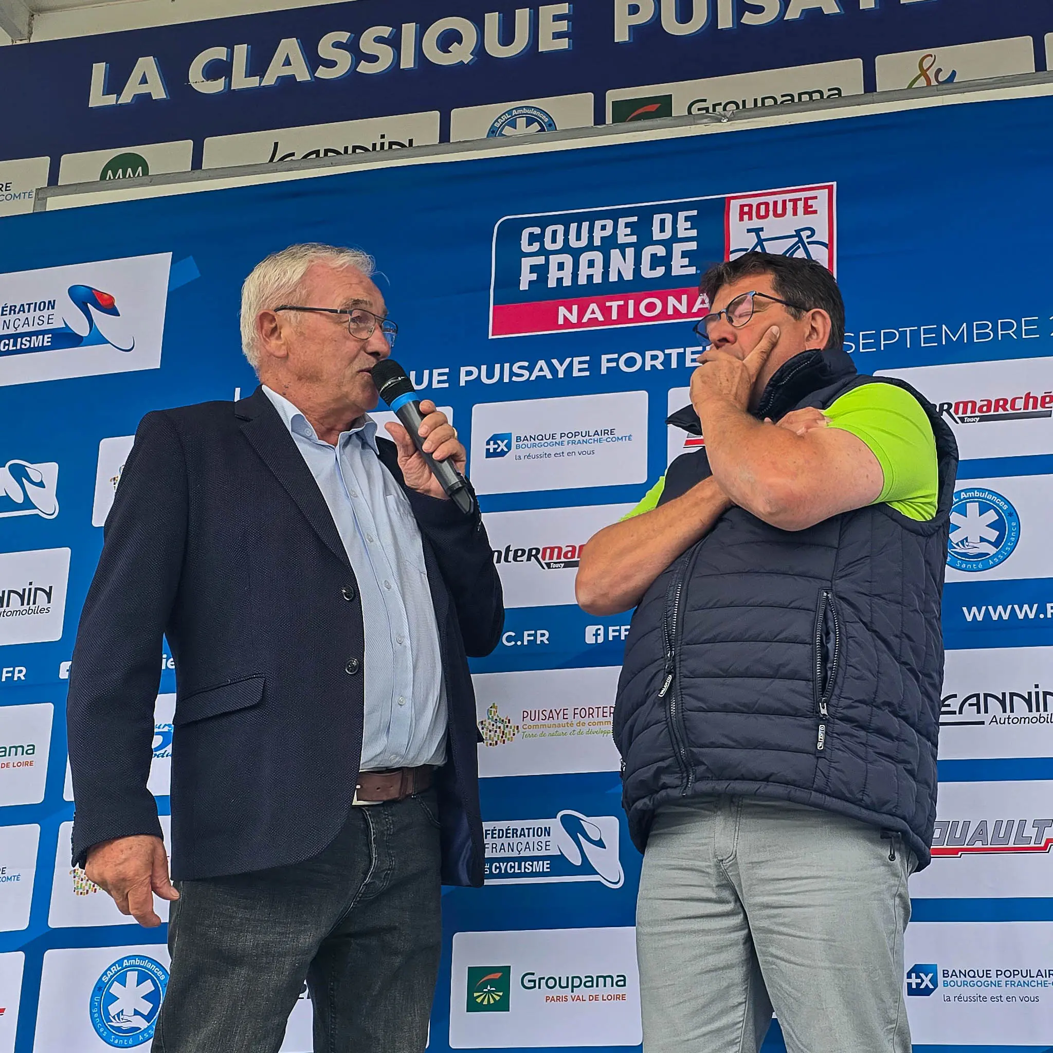 Daniel Grenon, député de l’Yonne, prend la parole lors de la Coupe de France de cyclisme à la Classique Puisaye Forterre