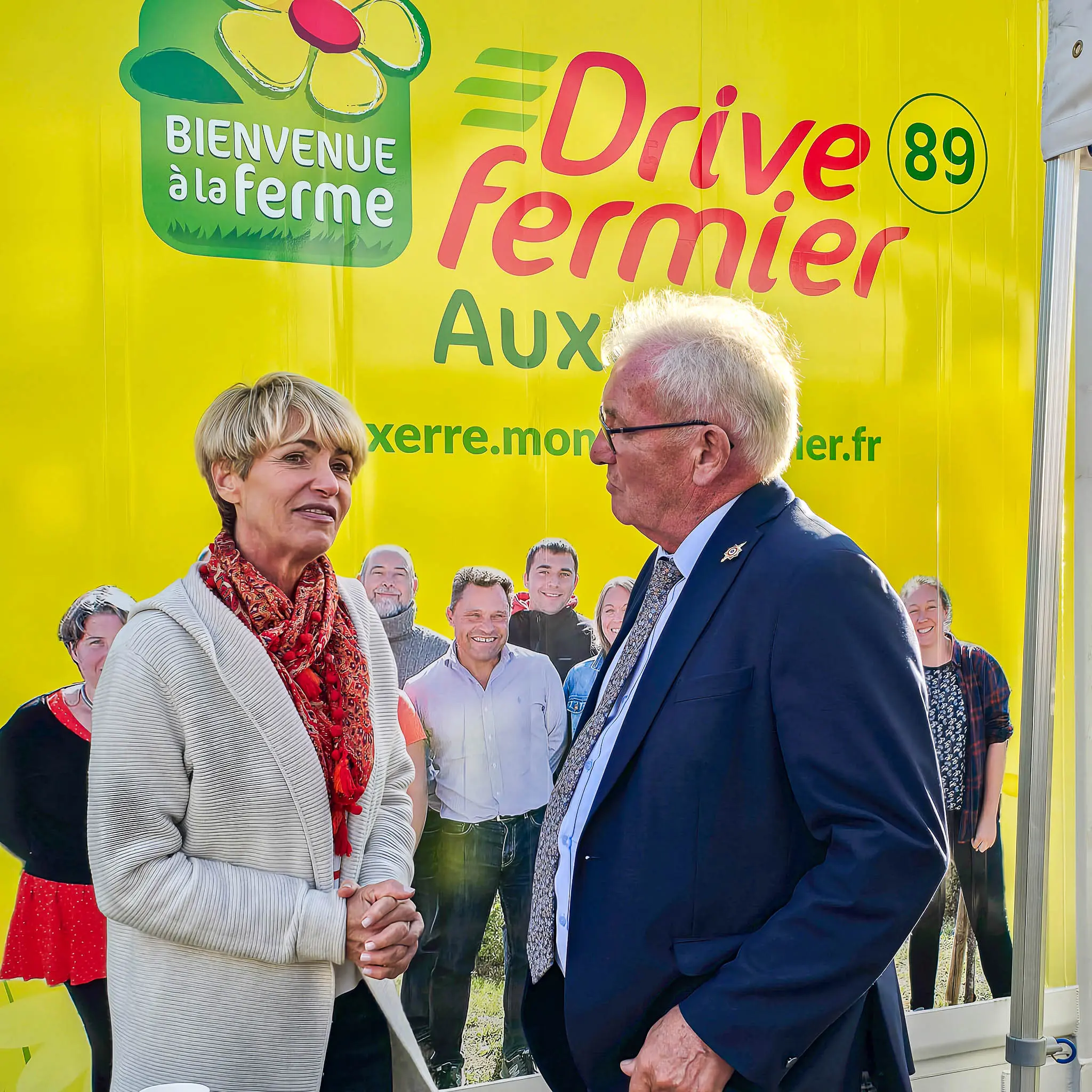 Daniel Grenon, député de l’Yonne, échange avec une agricultrice lors d’un événement organisé par le Drive Fermier d’Auxerre