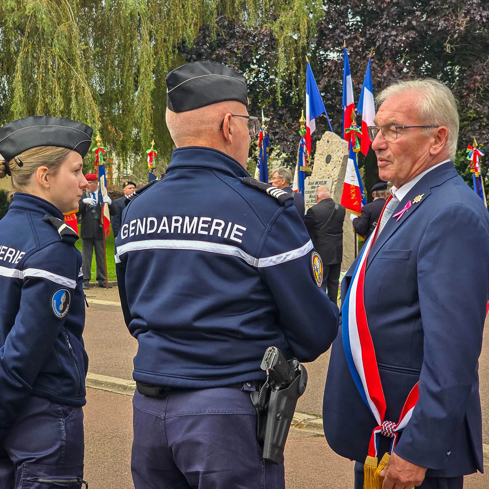 Daniel Grenon, député de l’Yonne, en discussion avec des gendarmes lors d’une cérémonie patriotique devant un monument aux morts