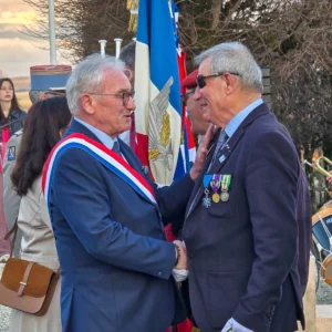 Daniel Grenon, député de l’Yonne, salue un ancien combattant décoré lors d’une cérémonie patriotique
