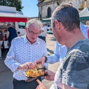 Daniel Grenon, député de l’Yonne, en visite sur un marché local, partage un moment de convivialité avec les habitants