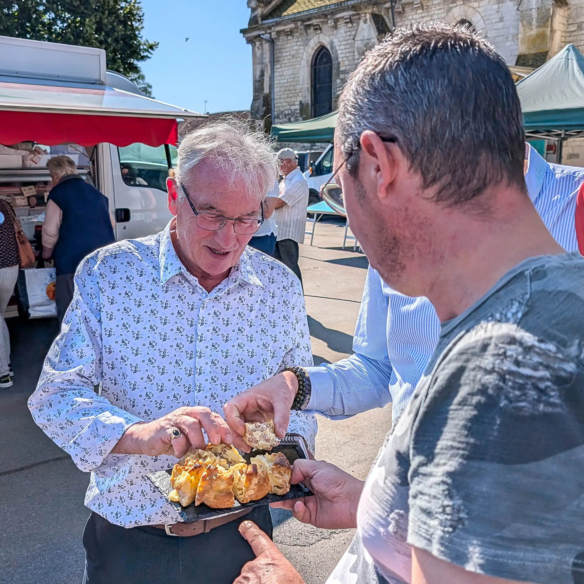 Daniel Grenon, député de l’Yonne, en visite sur un marché local, partage un moment de convivialité avec les habitants