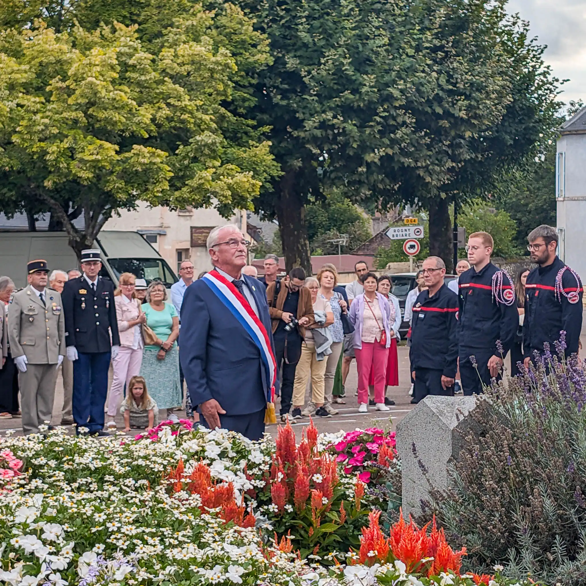 Daniel Grenon, député de l’Yonne, lors d’un moment de recueillement devant le monument aux morts en présence de pompiers et de militaires