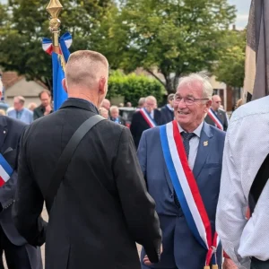 Daniel Grenon, député de l’Yonne, salue un porte-drapeau lors d’une cérémonie républicaine