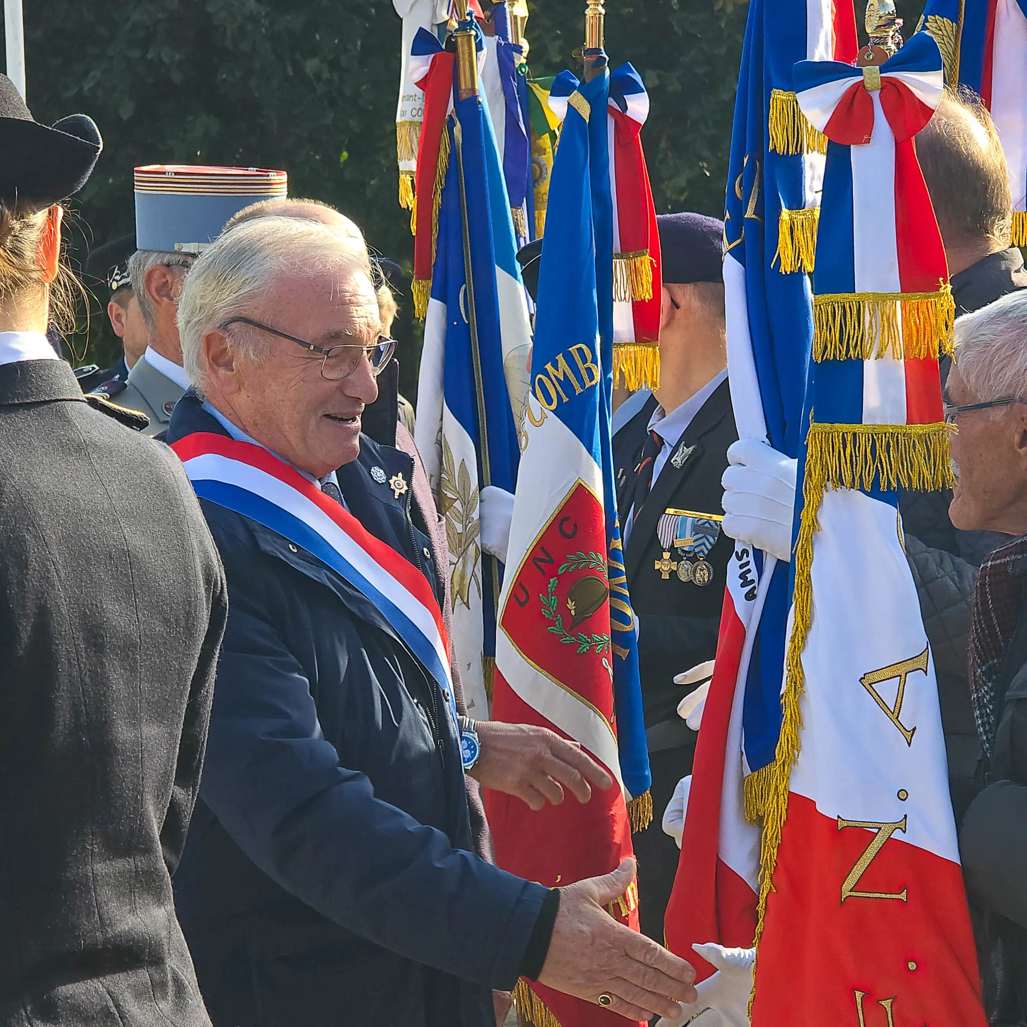Daniel Grenon, député de l’Yonne, salue les porte-drapeaux lors d’une cérémonie patriotique en novembre 2024