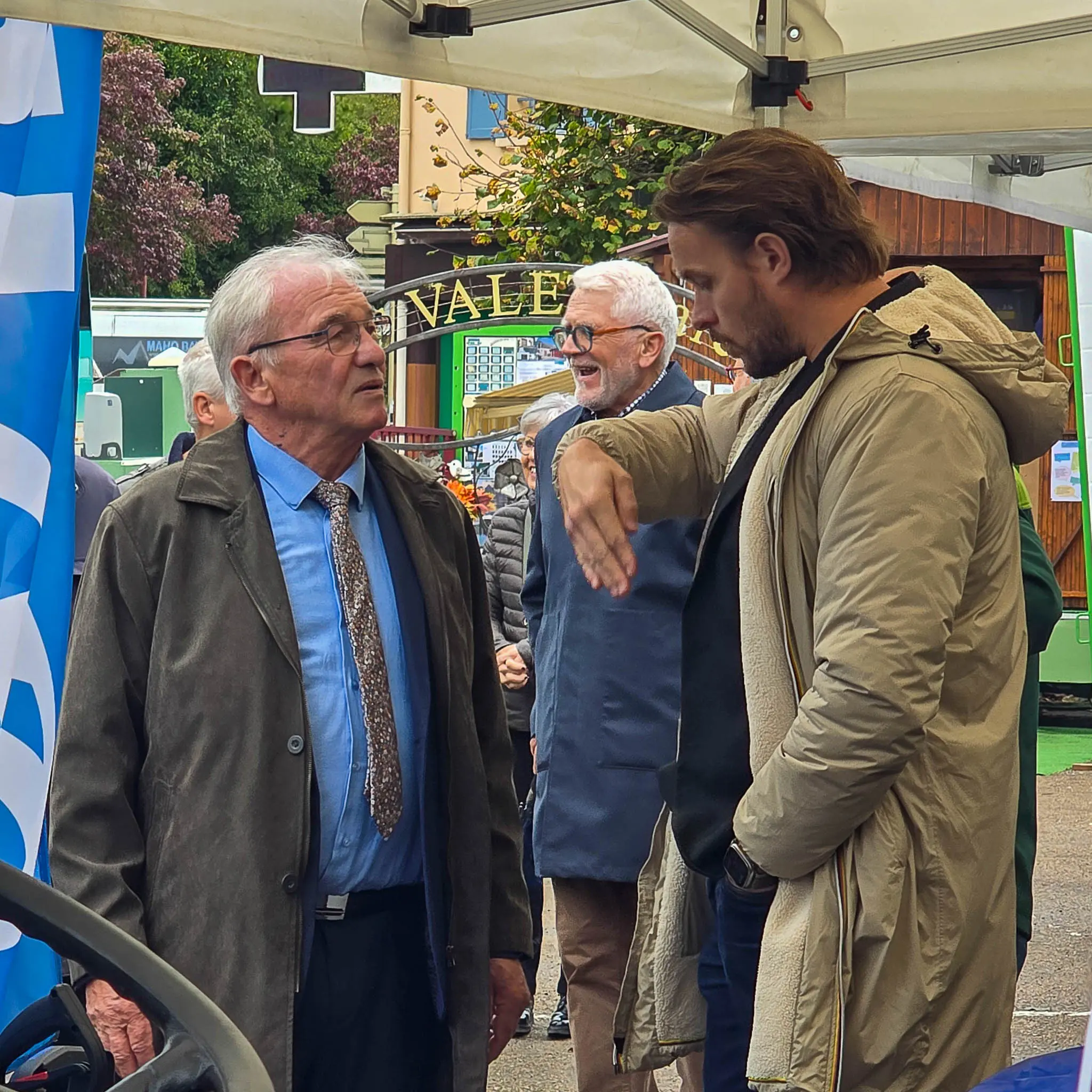 Daniel Grenon, député de l’Yonne, en discussion sur un stand lors d’un événement local