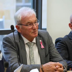 Daniel Grenon, député de l’Yonne, participe à une réunion officielle portant un ruban rose pour la lutte contre le cancer du sein – 2024