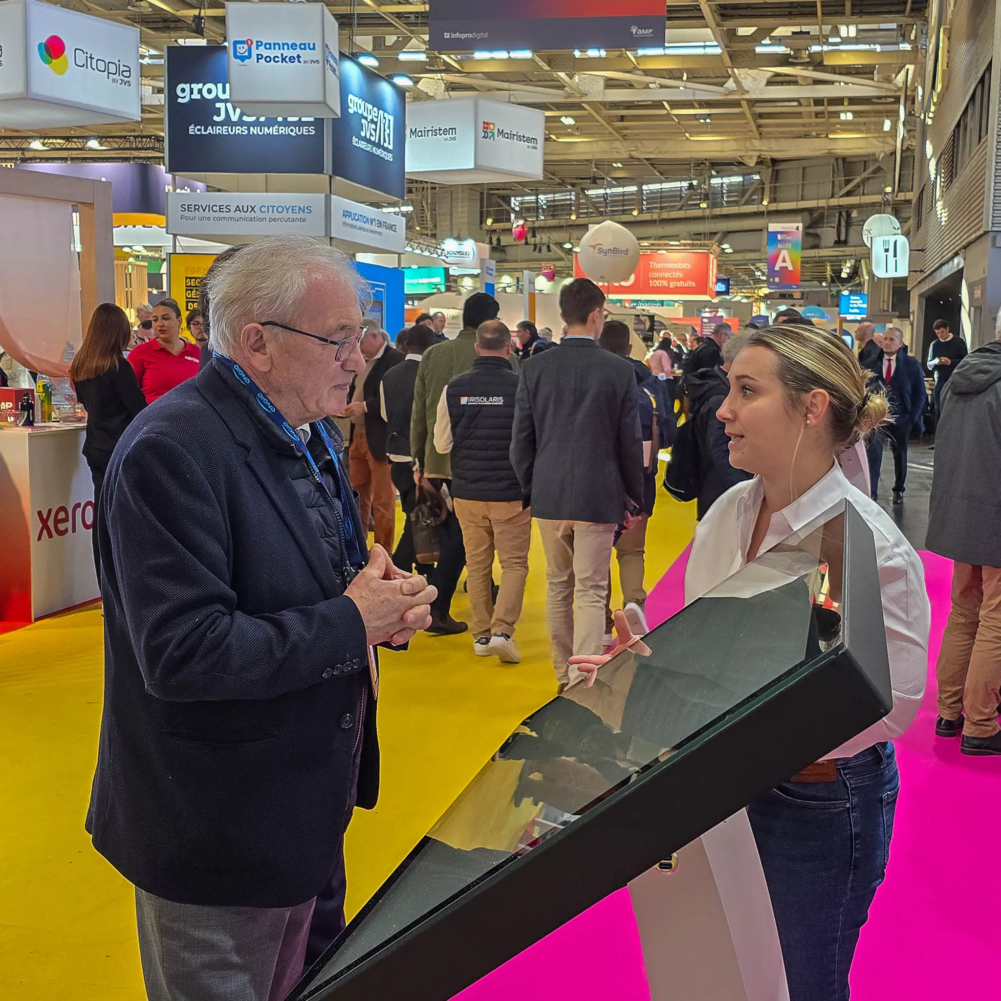 Daniel Grenon, député de l’Yonne, échange avec une exposante lors d’un salon dédié aux maires