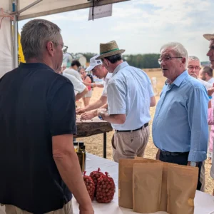 Daniel Grenon, député de l’Yonne, en visite sur un stand de produits locaux lors d’un événement agricole – septembre 2024